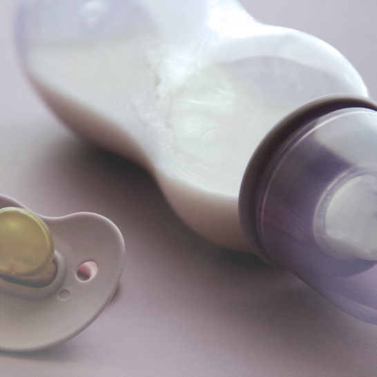 Hoe maak ik een babyflesje schoon? Moeten spenen van baby’s gesteriliseerd worden?